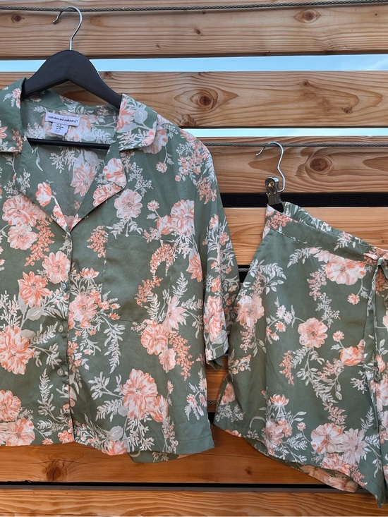 cupcakes & cashmere Other - cupcakes & cashmere Sage Floral Button-Up Top with Peach Accents